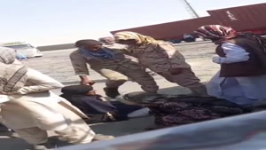 کتک زدن پیرزن بلوچ توسط سرباز وظیفه در مرز