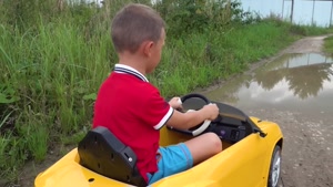 سوفیا با ماشین‌های اسباب‌بازی شکسته بازی می‌کند 