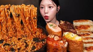 اسمر فود _ چالش خوردن سوشی سرخ شده و رامن