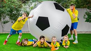 ماجراهای وانیا و مانیا / پنج کودک با جیسون بازی می‌کنند