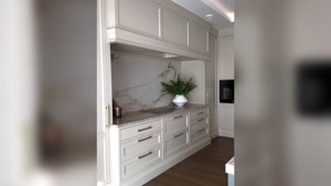 کابینت نئو کلاسیک تک رنگ سفید با دستگیره های استیل طلایی