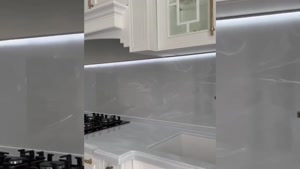 کابینت نئو کلاسیک سفید با جزیره سرمه ای 