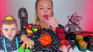 اسمر فود پاستیلی _ چالش خوردن ژله سیاه و ساعت خوراکی