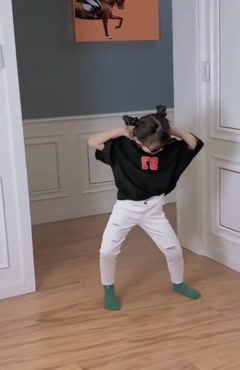 کلیپ رقص با مزه ی بچه با عینک آفتابی 