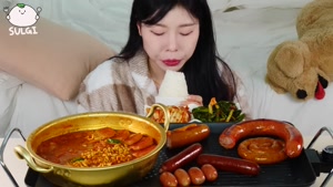 سوسیس خانگی Budae Jjigae Mukbang دستور پخت سوسیس سرخ شده 