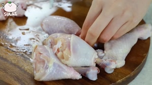 کیمباپ موکبانگ مرغ طعم‌دار شده با قارچ و مرغ آتشین خانگی مرغ