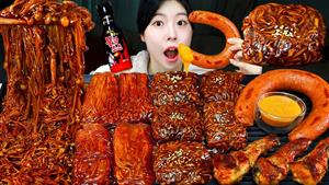 سوسیس مرغ تند خانگی جاجانگ با طعم قارچ و موکبانگ چی سرخ شده