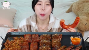 سوسیس مرغ تند خانگی جاجانگ با طعم قارچ و موکبانگ چی سرخ شده
