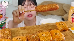 نودل سرخ‌شده با مرغ تند خانگی و موکبانگ رول مرغ تند نودل آتش