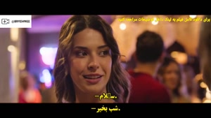 کرم بورسین میخواد مخ دختره رو بزنه در فیلم غار آبی
