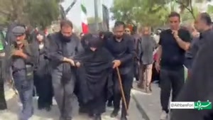 حضور مادر شهیدان باقری برای بدرقه پیکر فرزند، عروس و نوه‌اش