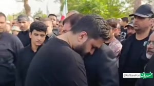 فرزند شهید حاجی‌زاده در آغوش مخبر دستیار رهبر معظم انقلاب 