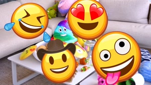مایا و مری - بچه‌ها وانمود می‌کنند با عروسک‌ها بازی می‌کنند
