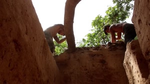 ساخت خانه مخفی در زیر زمین به همراه برکه