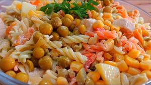 طرز تهیه سالاد ماکارونی با مرغ و سبزیجات