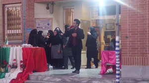 اجرای هاشم رمضانی آهنگ تسلیم در جشن‌ روز دانش آموز